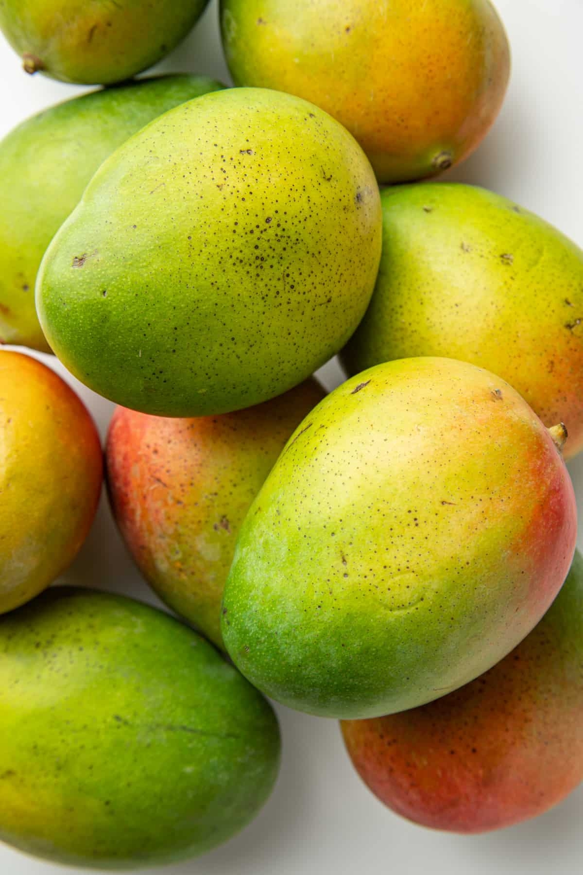 How To Pick A Ripe Mango Visual Guide Tips Connoisseurus Veg